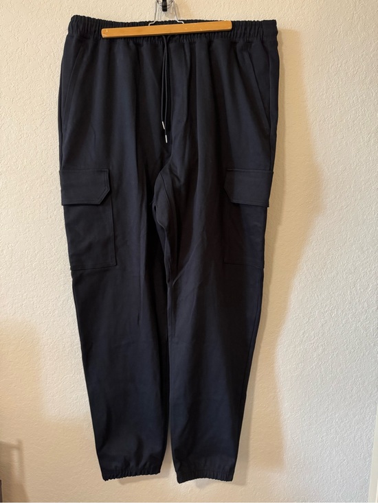 ALO Yoga Pants - Alo Yoga Women's Black Cargo Jogger Pants - Elastic Waist & Ankle